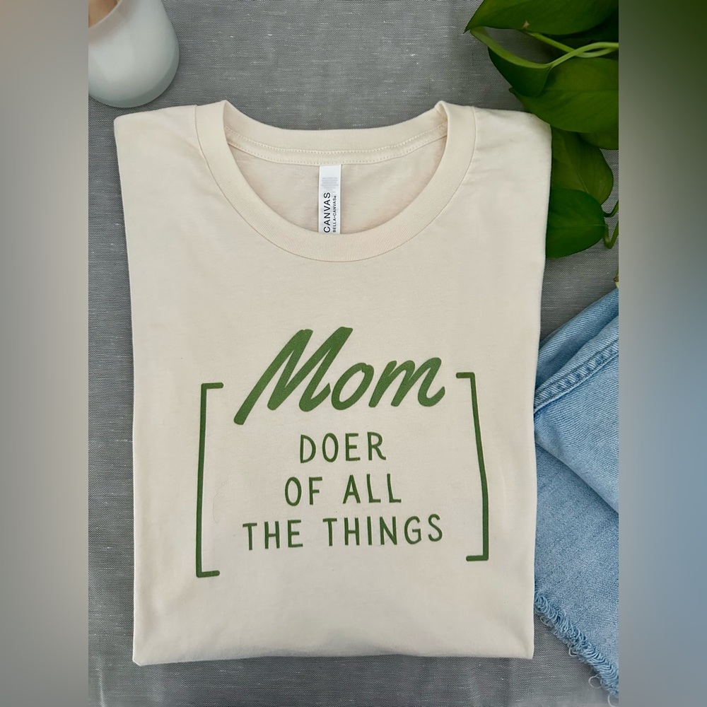 ‘Mom- Doer of all the things’ T Shirt size L